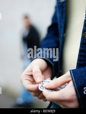 Teenager-Mädchen Auspacken Geburtenkontrolle-Pille Stockfoto