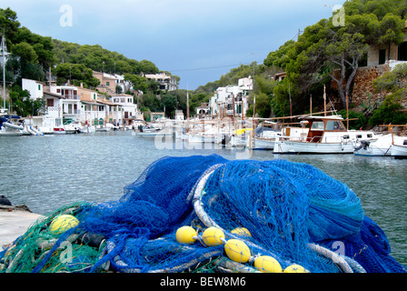 Hafen von Cala Figuera, Fischernetz im Vordergrund, Mallorca, Spanien Stockfoto