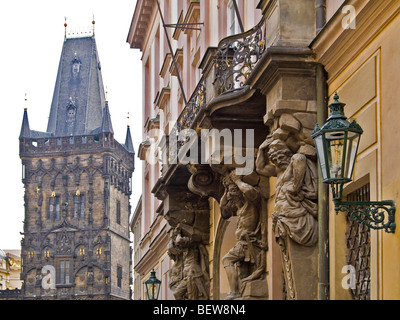 Pulverturm in Prag, alte Fassade des Hauses in den Vordergrund, Tschechische Republik, niedrigen Winkel Ansicht Stockfoto