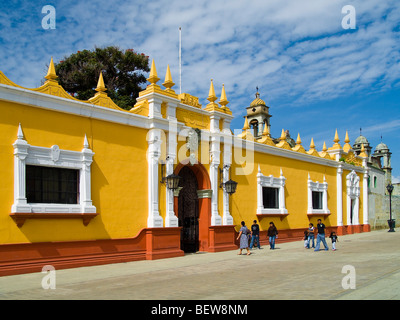 Menschen vor dem Eingang der öffentlichen Werke Sekretärin, Oaxaca, Mexiko Stockfoto