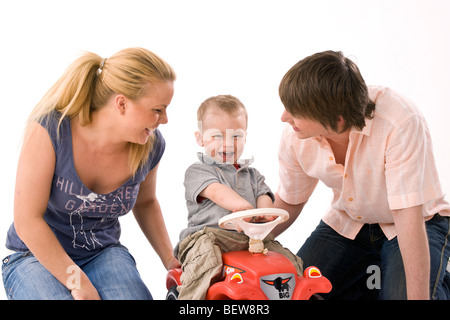 Glückliches junges Paar Kind, Studio gedreht Stockfoto