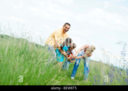 Familie spielt auf einer Wiese, niedrigen Winkel Ansicht Stockfoto