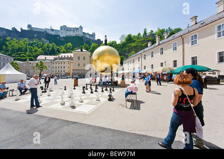 Kapitelplatz und Festung Hohensalzburg im Hintergrund, Salzburg, Österreich Skulptur Sphaera, Stephan Balkenhohl Stockfoto