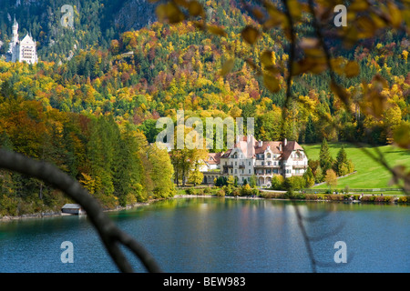 Blick über einen See, das Schloss Neuschwanstein in den Hintergrund, Bayern, Deutschland Stockfoto