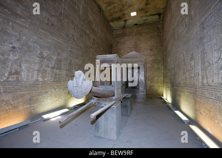 Viermastbark am Tempel des Horus in Edfu Edfu, Ägypten Stockfoto