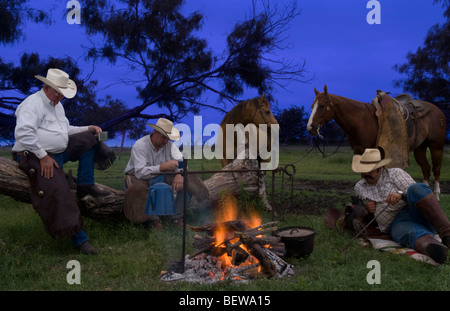 Cowboys ruht neben dem Lagerfeuer Stockfoto