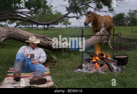 Cowboy ruht neben Lagerfeuer, volle erschossen Stockfoto