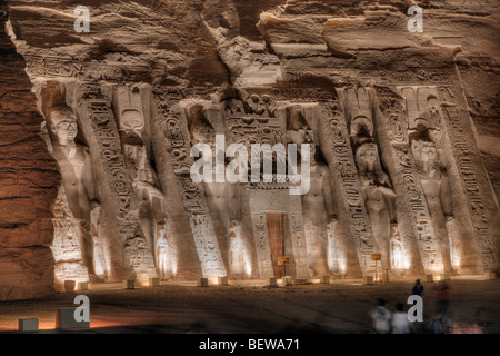 Beleuchteter kleiner Tempel der Nefertari, Abu Simbel, Ägypten Stockfoto