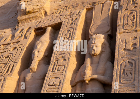 Statue vor der kleine Hathor-Tempel der Nefertari, Abu Simbel, Ägypten Stockfoto