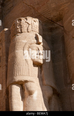 Statue vor der kleine Hathor-Tempel der Nefertari, Abu Simbel, Ägypten Stockfoto