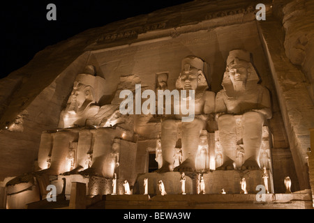 Beleuchteter großer Tempel des Pharao Ramses II., Abu Simbel, Ägypten Stockfoto