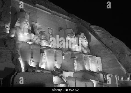 Beleuchteter großer Tempel des Pharao Ramses II., Abu Simbel, Ägypten Stockfoto