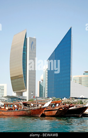 Traditionelle Segelschiffe vor der Skyline von Dubai, Vereinigte Arabische Emirate Stockfoto