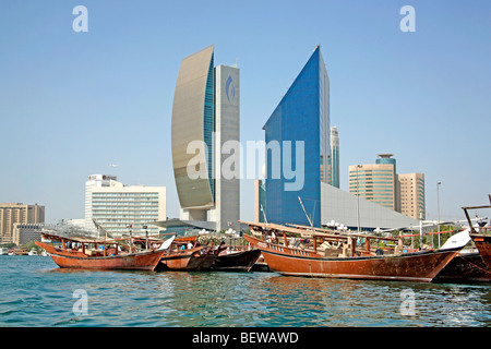 Traditionelle Segelschiffe vor der Skyline von Dubai, Vereinigte Arabische Emirate Stockfoto