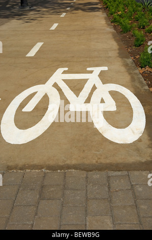 Nahaufnahme der weiß lackierten Fahrradfahrradbahn Auf dem gemeinsamen Wanderweg Madeira Portugal EU Europa Stockfoto