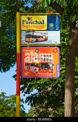 In der Nähe der Schilder für die Touristenbesichtigung mit der Bushaltestelle Funchal Madeira Portugal EU Europa Stockfoto