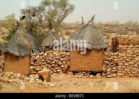 Traditionelle Getreidesilos im Dogon Dorf von Bandjagara, Mali Stockfoto