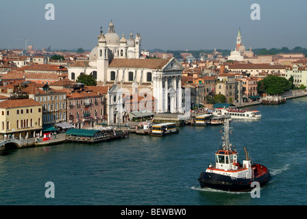 Blick über venezianische Wasserstraße an der Fondamenta Delle Zattere, Venedig, Italien, Luftbild Stockfoto