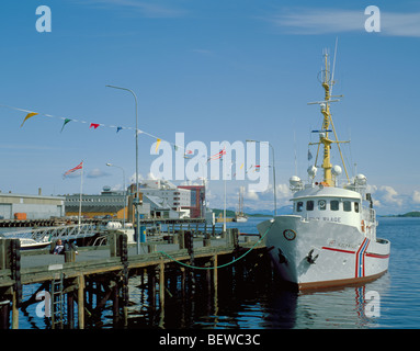 Rettungsboot Hjelm Waage im Hafen mit Kulturhus (Kulturhaus) über Harstad, Hinnøya, Troms, arktische Norwegen. Stockfoto