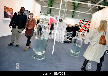 Paris, Frankreich, Besucher der jährlichen „Contemporary Arts Show“, FIAC, im Grand Palais. Moderne Skulptur, Trinkflaschen, avantgardistisches paris Stockfoto
