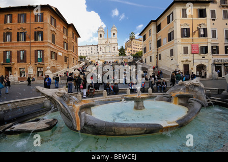 Der Brunnen des alten Bootes (Fontana della Barcaccia) vor die spanische Treppe, Rom, Italien Stockfoto