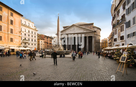 Blick über die Piazza della Rotonda mit Obelisk, das Pantheon, Rom, Italien Stockfoto