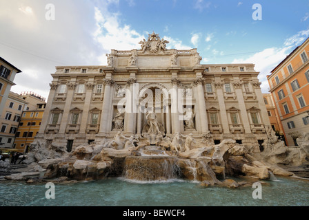Der Trevi-Brunnen (Fontana di Trevi), Rom, Italien, im Weitwinkel Stockfoto