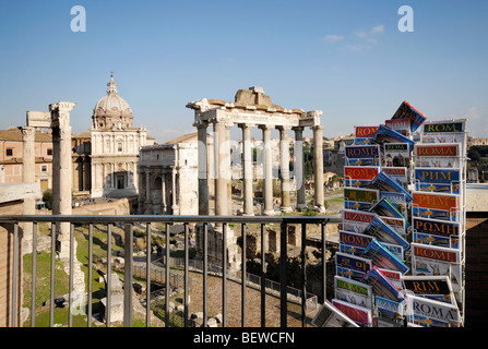 Mit Blick auf den Tempel des Saturn und der Bogen des Septimius Severus auf das Forum Romanum, Rom, Italien, erhöhten Blick Stockfoto
