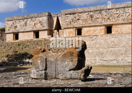 Skulptur vor dem Präsidenten-Palast (Palacio del Gobernador) auf den Maya-Ruine-Stätte von Uxmal, Yucatan, Mexiko Stockfoto