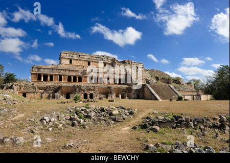 Blick auf den großen Palast (El Palacio) am Maya Ruine Standort Sayil, Yucatan, Mexiko Stockfoto