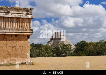 Blick auf die Pyramide des Zauberers (Piramide del Adivino) auf der Maya-Ruine-Stätte von Uxmal, Yucatan, Mexiko Stockfoto