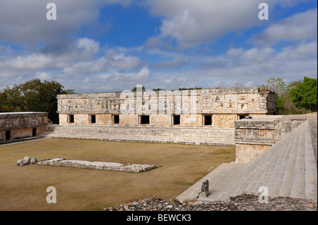 Blick auf den Innenhof des Klosters Vierecks (Cuadrangulo de Las Monja) auf den Maya-Ruine-Stätte von Uxmal, Yucatan, Mexiko Stockfoto