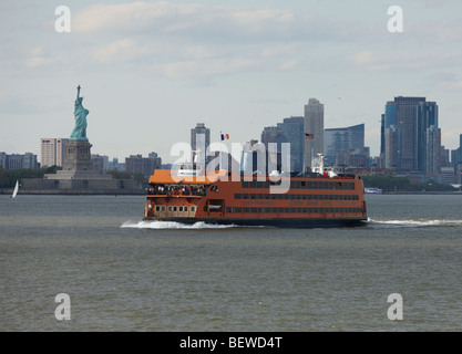 Staten Island Ferry vor der Statue of Liberty, New York City, USA Stockfoto