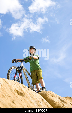 Teenager Mountainbiker, Blick von unten Stockfoto