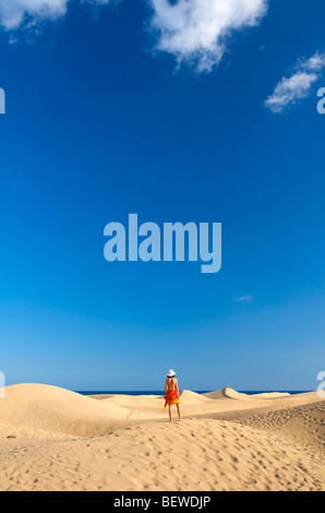 Frau stehend auf einer Sanddüne, Maspalomas, Gran Canaria, Spanien, Rückansicht Stockfoto