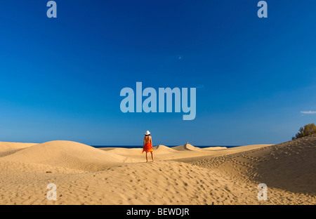 Frau stehend auf einer Sanddüne, Maspalomas, Gran Canaria, Spanien, Rückansicht Stockfoto