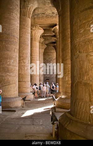 Säulenhalle der Tempel des Horus in Edfu, Ägypten Stockfoto