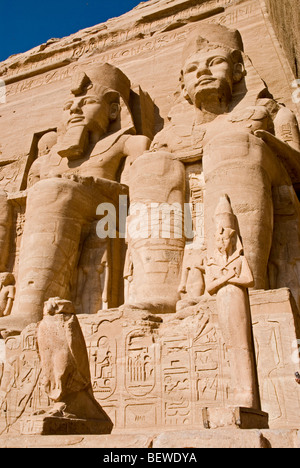 Kolossalstatuen am Tempel von Ramses II in Abu Simbel Ägypten niedrigen Winkel Ansicht Nahaufnahme Stockfoto