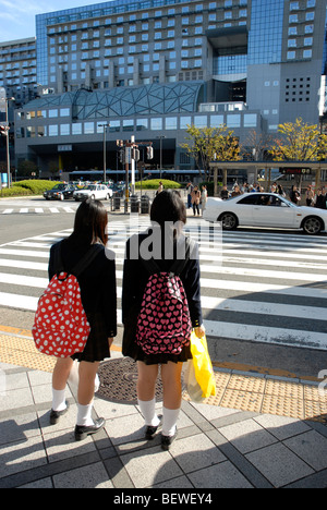 Mädchen an einer Kreuzung In Kyoto, Japan Stockfoto