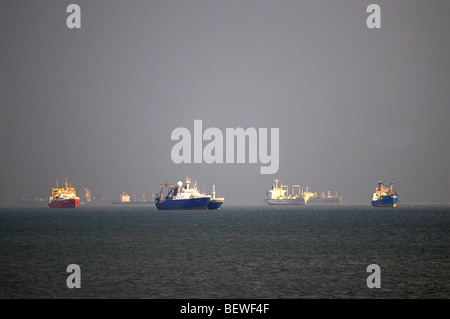 Schiffen verankerte Waitng für Tranist durch den Kanal von Panama-Stadt Stockfoto