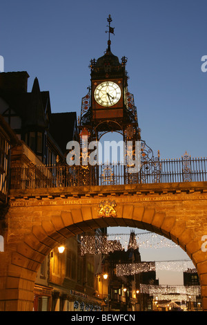 Von Chester, England. Nachtansicht des Eastgate und Eastgate Clock mit Weihnachten Straßenlaternen und Dekorationen. Stockfoto