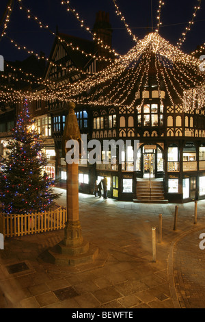 Von Chester, England. Chester Cross Weihnachtsbaum und Straße Licht Dekorationen an der Kreuzung Eastgate und Bridge Street. Stockfoto