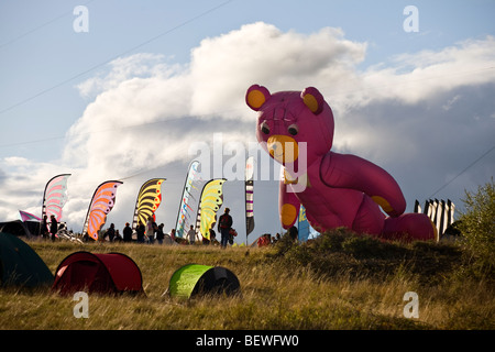 Ein Teddybär-förmigen Kite zum Zeitpunkt des "Cervolix" Air Festival (Auvergne - Frankreich). Cerf-volant En Forme d'ours (Frankreich). Stockfoto