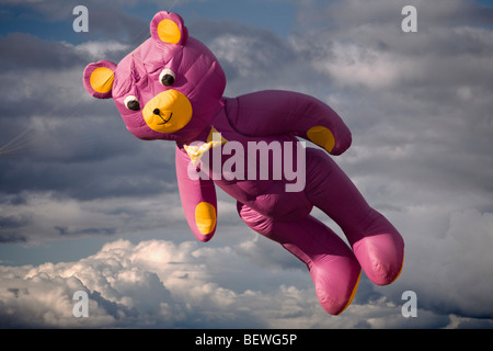 Ein Teddybär-förmigen Kite zum Zeitpunkt des "Cervolix" Air Festival (Auvergne - Frankreich). Cerf-volant En Forme d'ours (Frankreich). Stockfoto