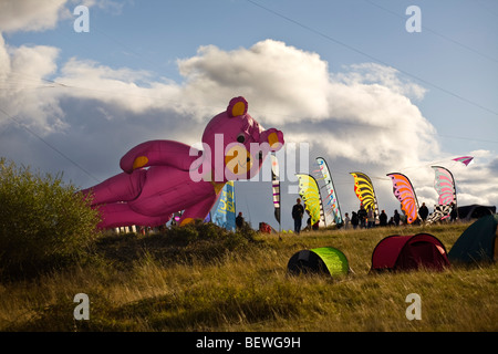 Ein Teddybär-förmigen Kite zum Zeitpunkt des "Cervolix" Air Festival (Auvergne - Frankreich). Cerf-volant En Forme d'ours (Frankreich). Stockfoto