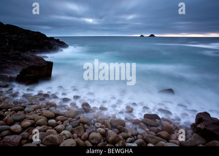 Flut an Porth Nanven, Dämmerung, Nordcornwall, St nur Stockfoto