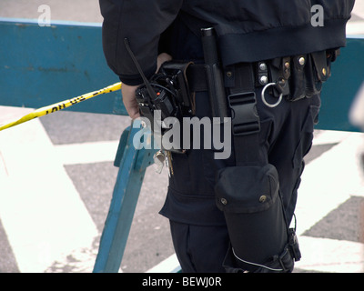 Utility Belt eines New Yorker Polizisten Stockfoto