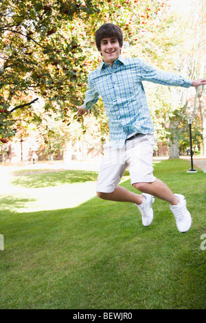 Teenager in einem Park springen Stockfoto