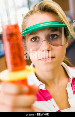 Student mit einem Messzylinder in einem Labor Stockfoto