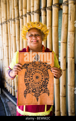 Porträt einer Frau mit einem Wandbehang, Papeete, Tahiti, Französisch-Polynesien Stockfoto
